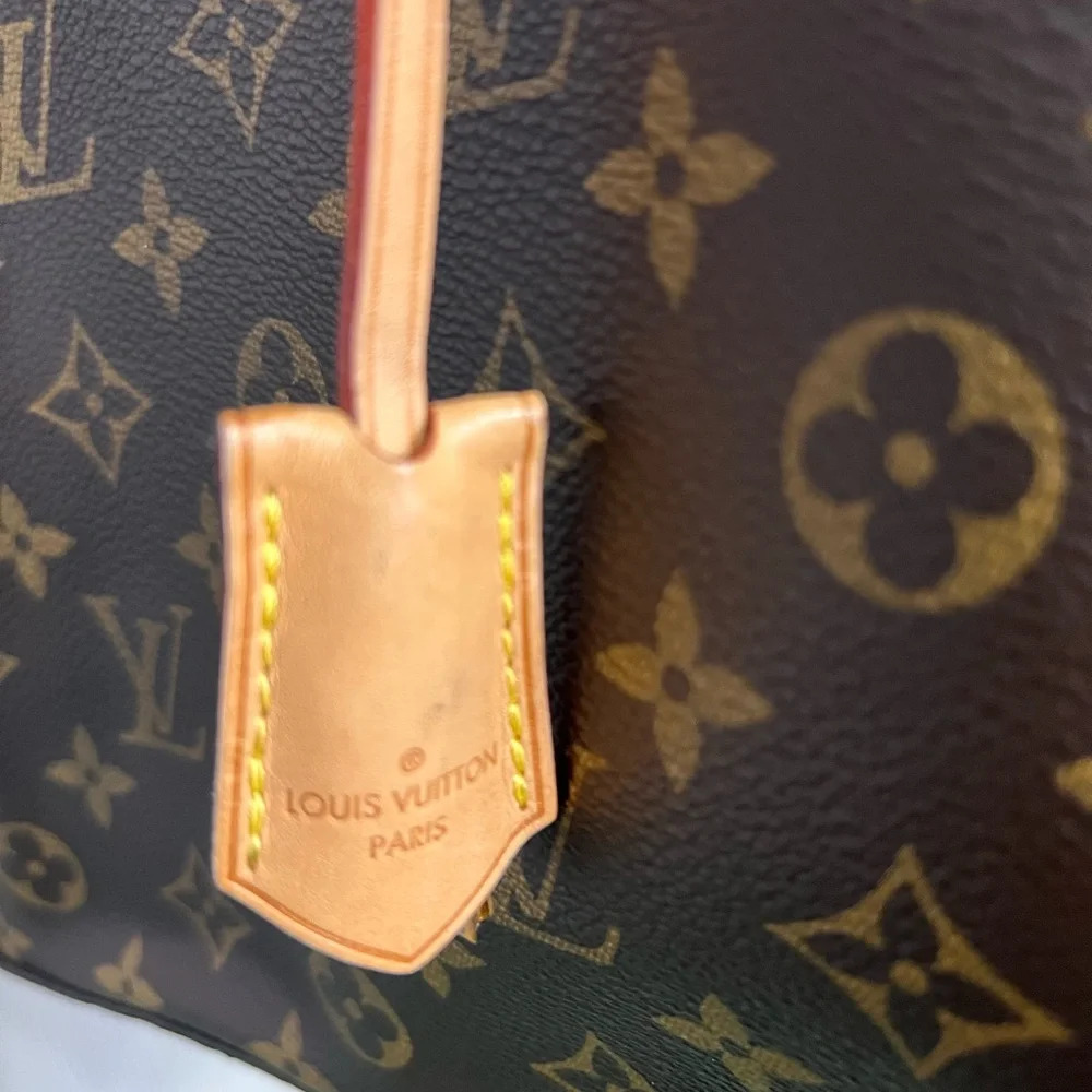 Louis Vuitton 
MONTAIGNE LEATHER HANDBAG in Excellent Condition - Picture 5 of 15